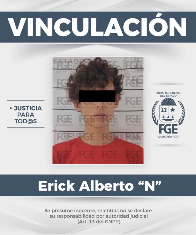 Police officers arrest a man suspected of extorting a convenience store employee in Playa del Carmen, Quintana Roo.