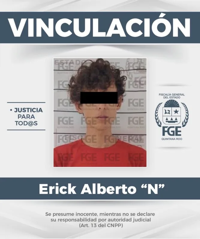 Police officers arrest a man suspected of extorting a convenience store employee in Playa del Carmen, Quintana Roo.