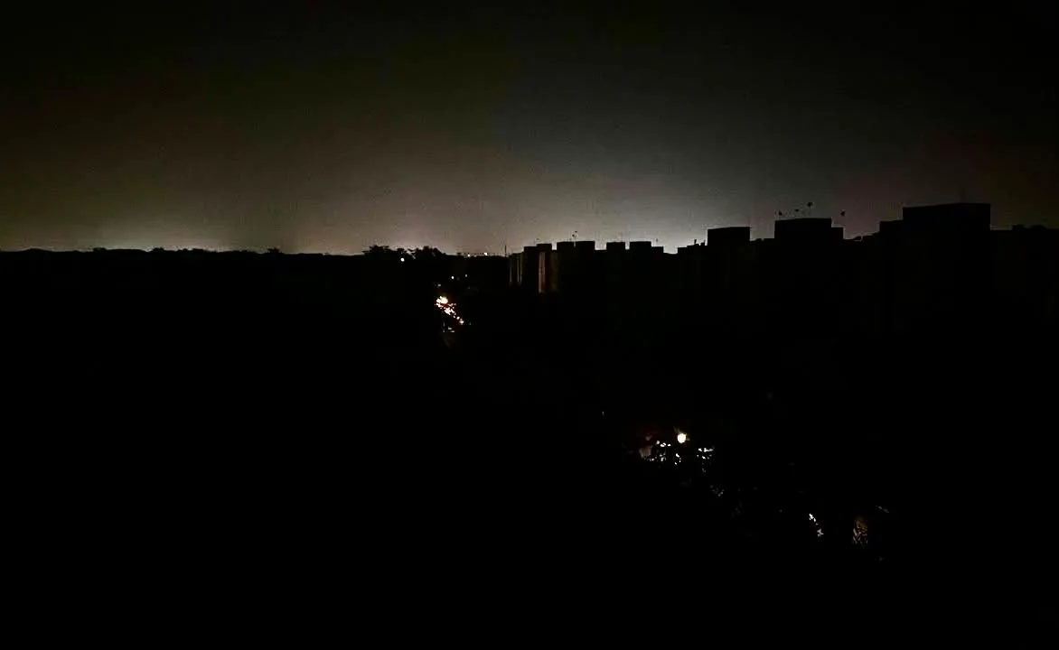 Residents of Playa del Carmen deal with a power outage during a heat wave, leaving homes without electricity