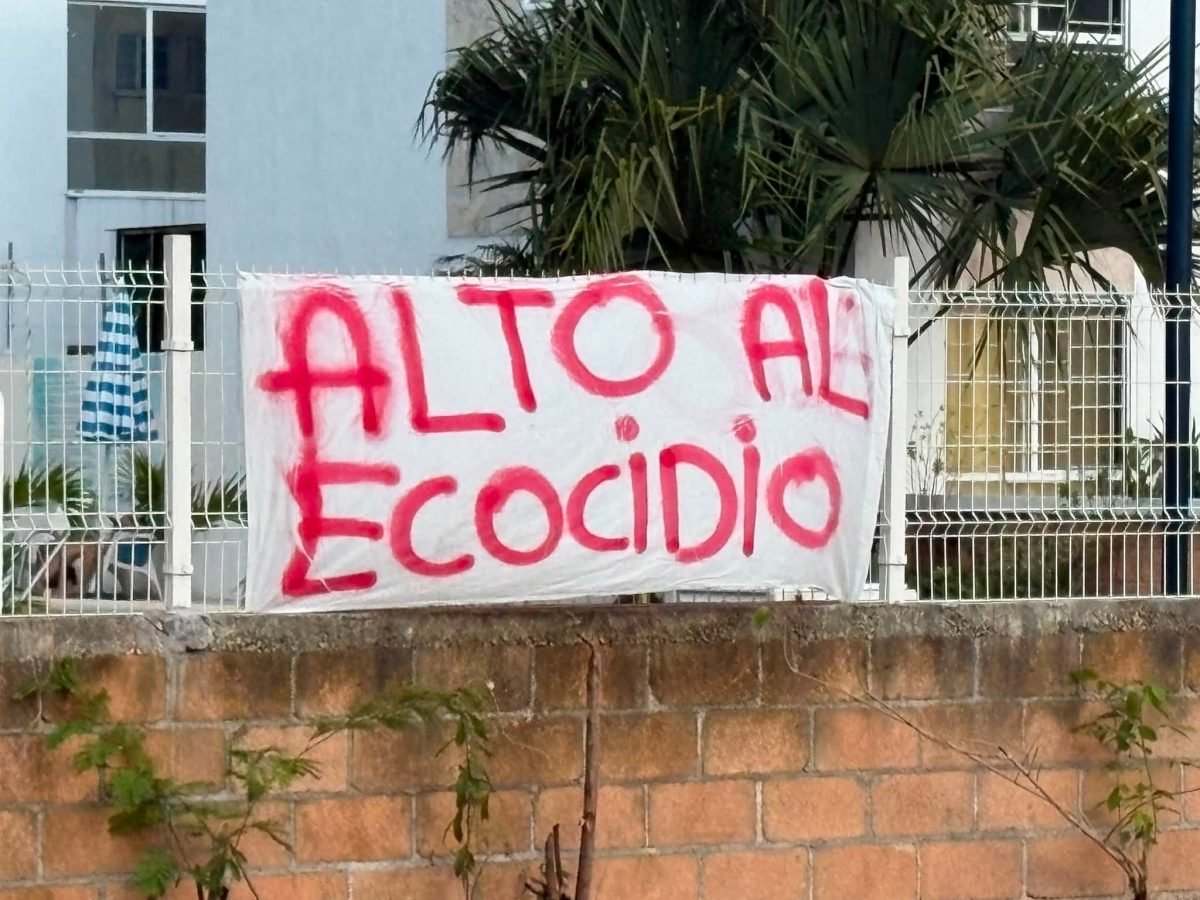 Residents in Palmas II subdivision place signs and tape during a symbolic closure of a green area in Playa del Carmen.