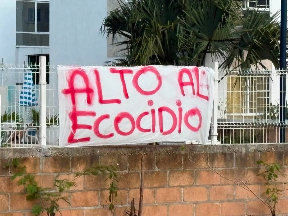Residents in Palmas II subdivision place signs and tape during a symbolic closure of a green area in Playa del Carmen.