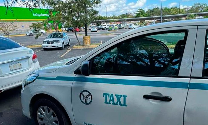 Taxis lined up in Playa del Carmen, where the local union has expelled 18 drivers over passenger complaints.