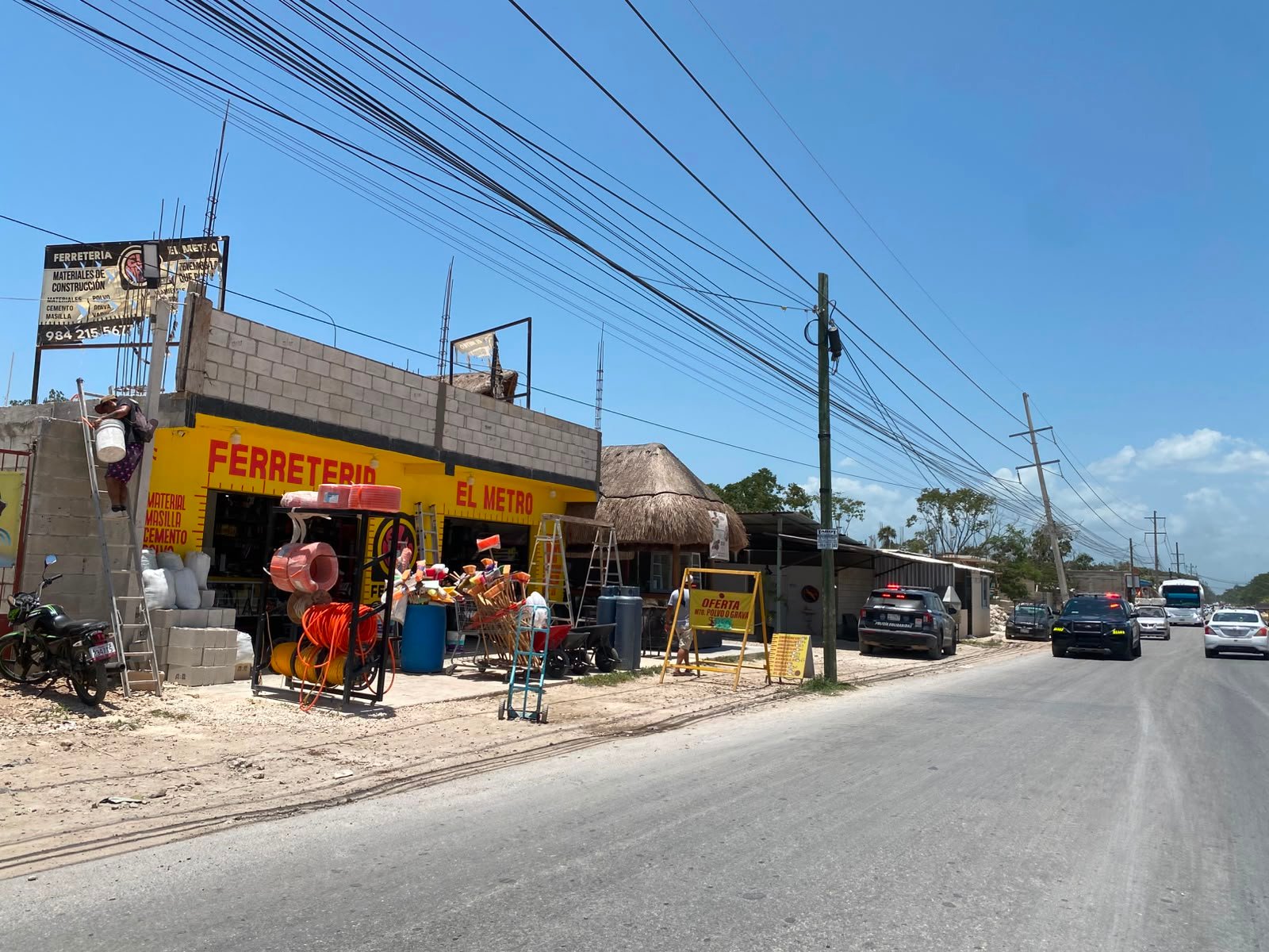 Police vehicles and officers responding to an armed robbery at a hardware store in Playa del Carmen
