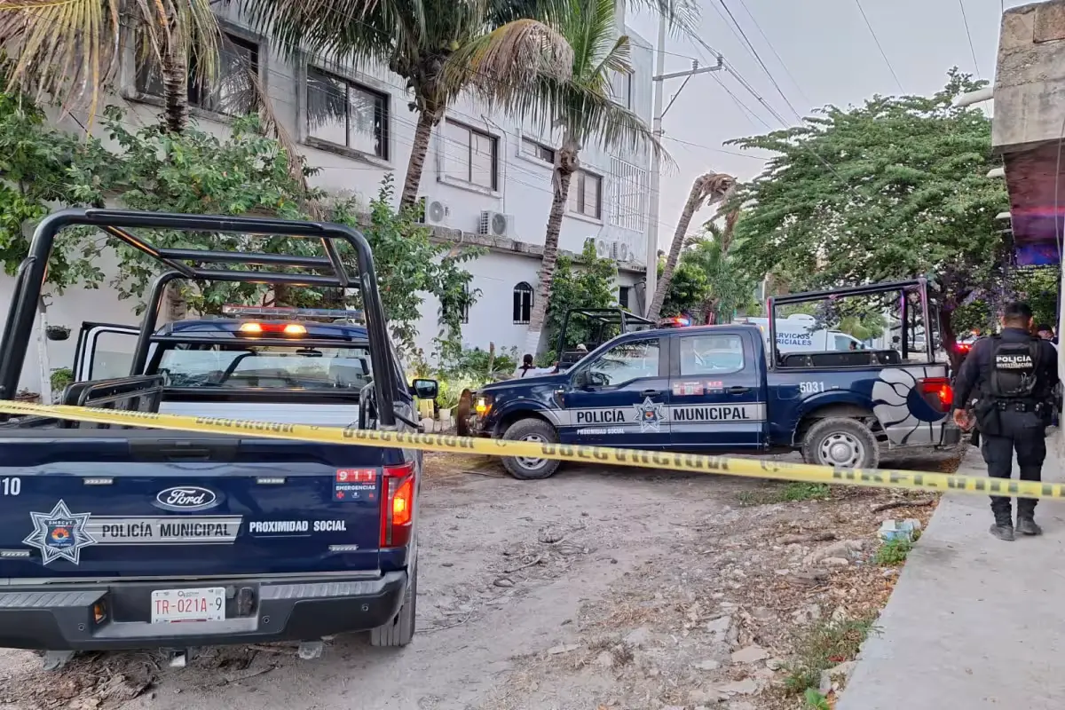 Police officers during the operation that led to the arrest of the suspect in the femicide of a 15-year-old girl in Cancún.