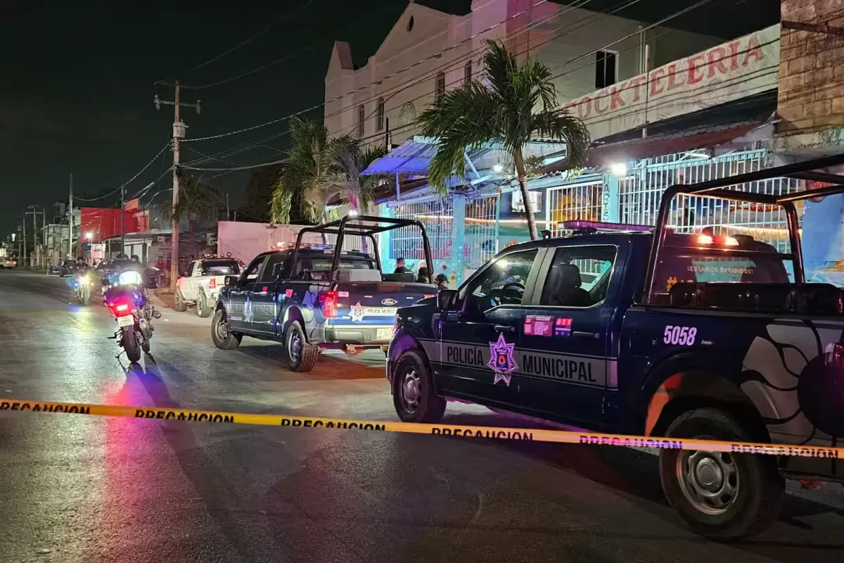 Police units and officers arrived at the scene of the shooting at Cocktelería El Paisa in Cancún.