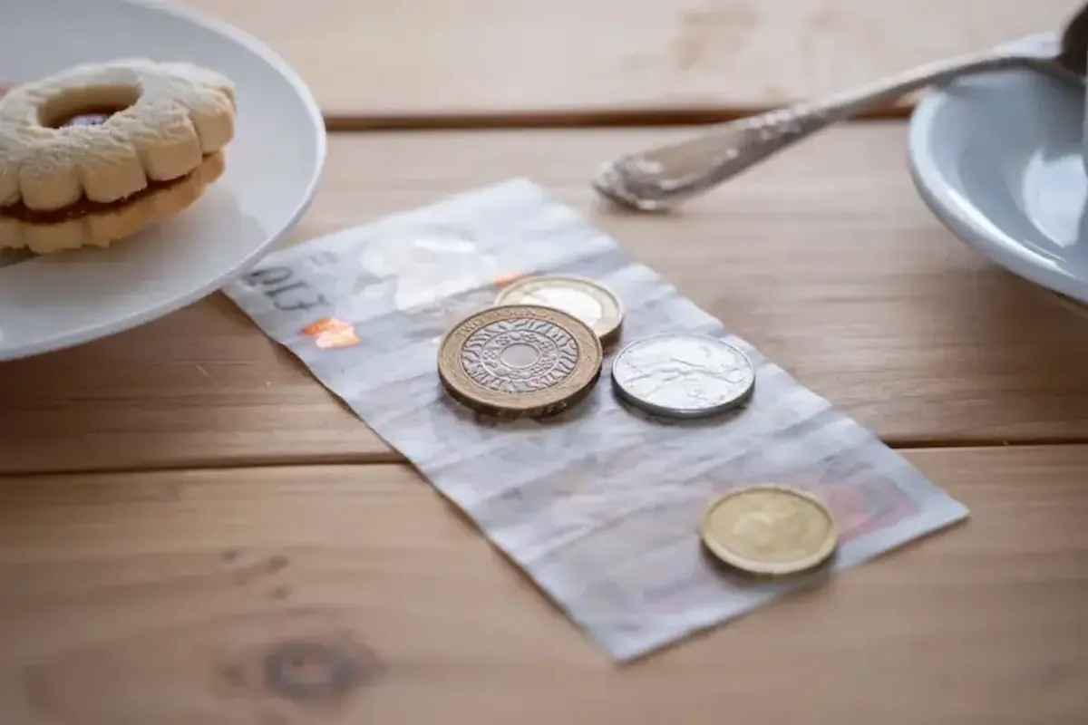 Restaurant bill showing a service charge in Mexico, illustrating Profeco's warning about mandatory tips.