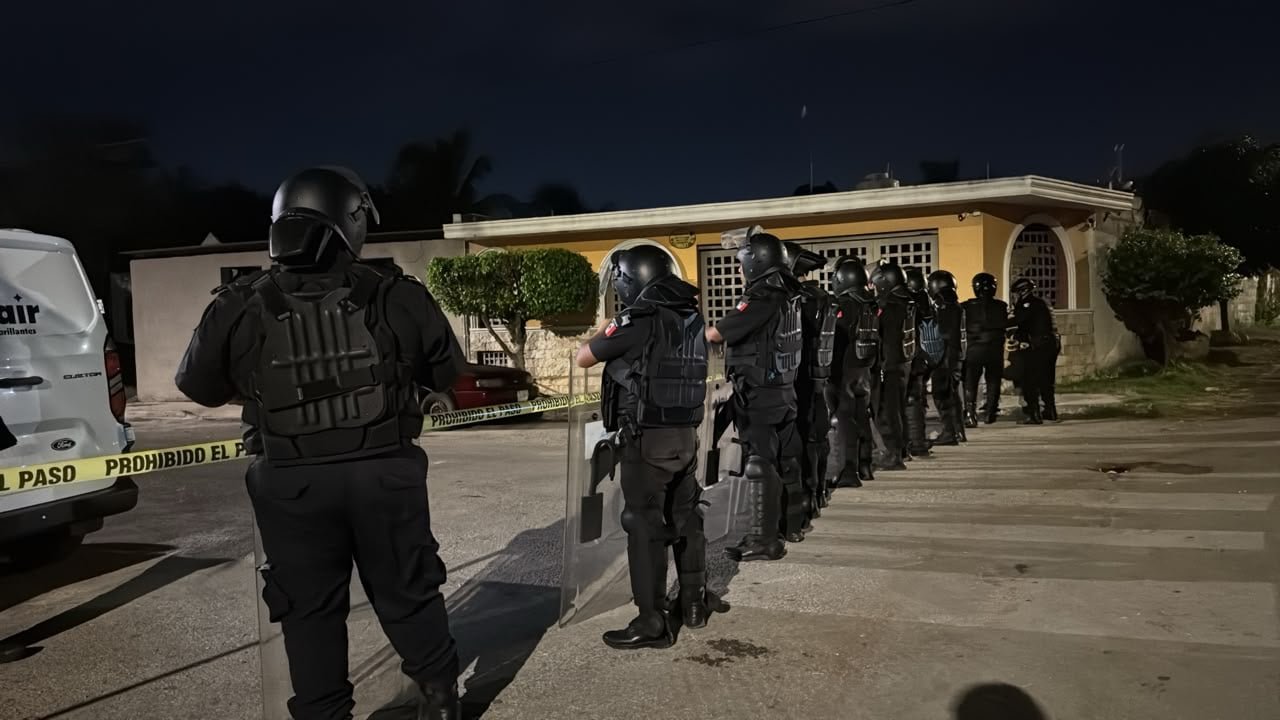 Protesters block the Periférico in Mérida after a state eviction in San José Tecoh.
