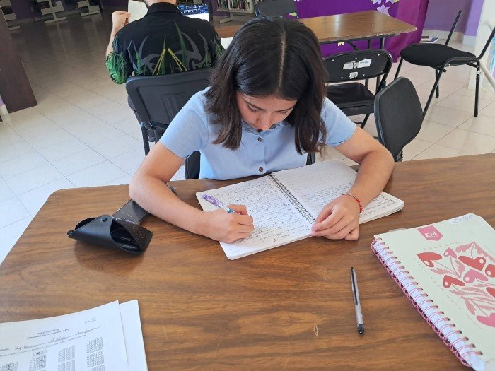 Officials and residents discuss the modular high school program in Puerto Aventuras