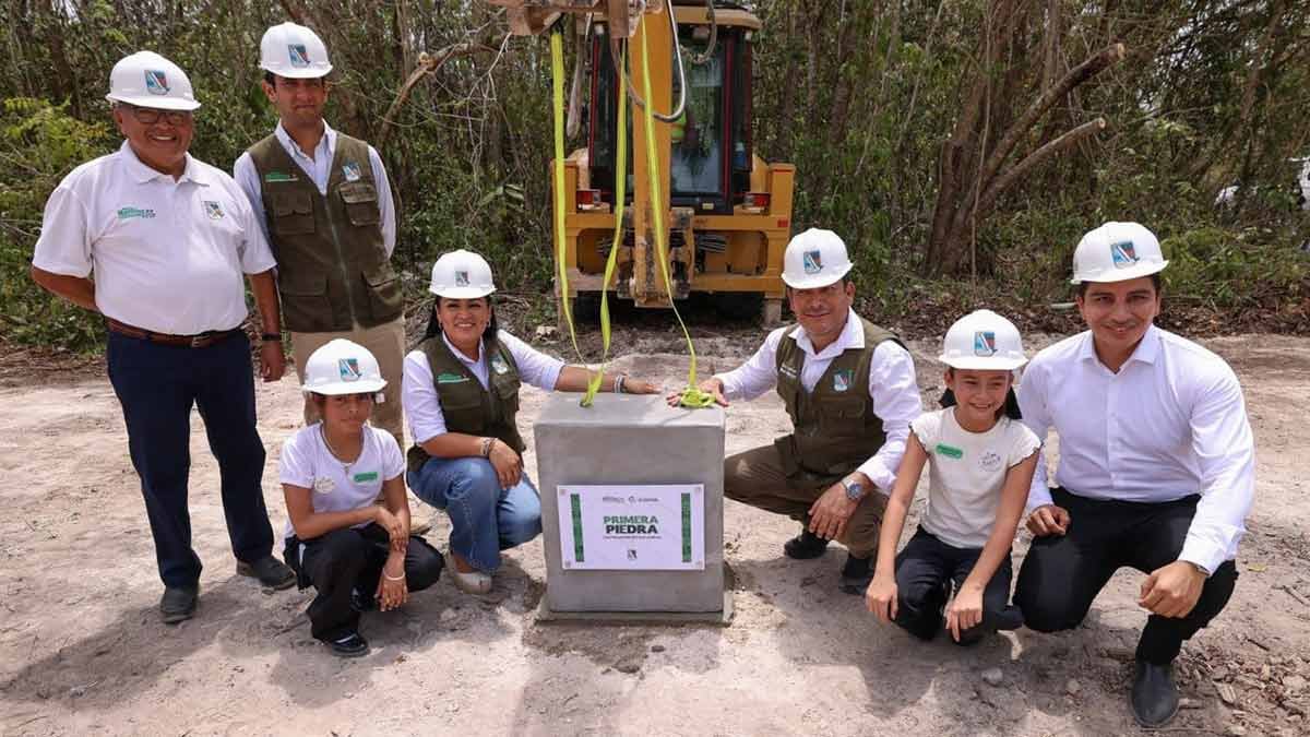 Mayor Blanca Merari Tziu Muñoz places the first stone for the Animal Welfare Center in Puerto Morelos.