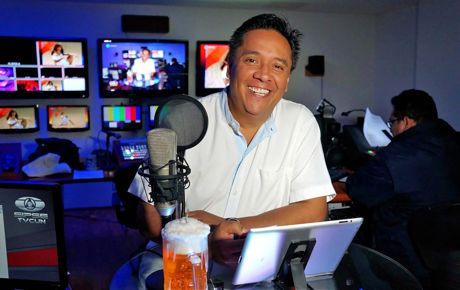 Cuitláhuac Utrera González, known as 'Quick,' was an iconic Cancun radio host who died Monday after a heart attack.