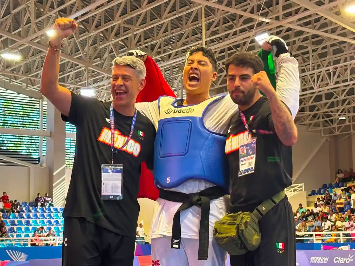 Quintana Roo athletes display their medals at the Santo Domingo 2026 Central American and Caribbean Games.