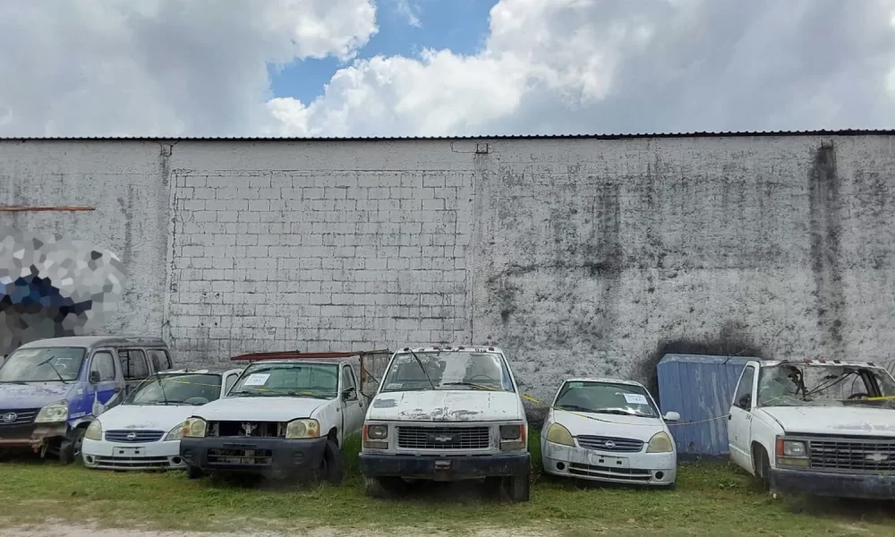 Government vehicles from the Quintana Roo administrative fleet waiting to be auctioned