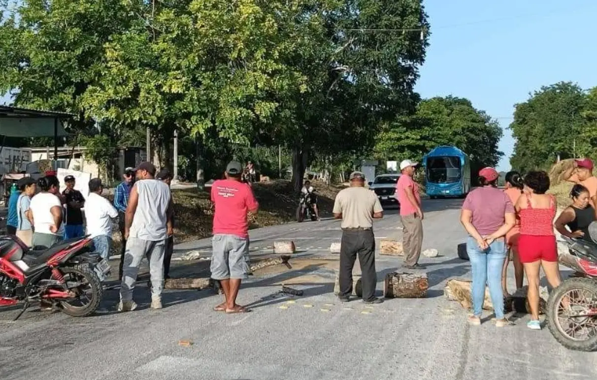 Residents of Nicolás Bravo block the Chetumal-Escárcega highway with rocks and tires to protest a prolonged power outage.