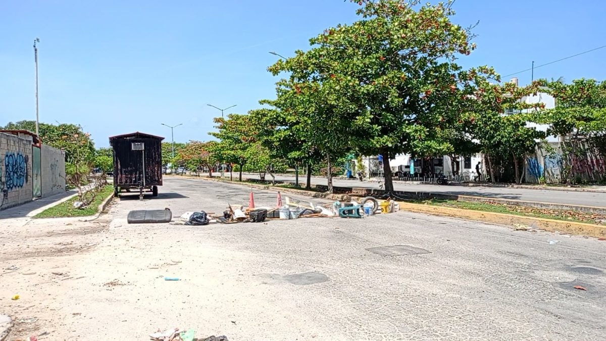 Protesters block Sian Ka'an Avenue in Playa del Carmen to demand restoration of electricity service.
