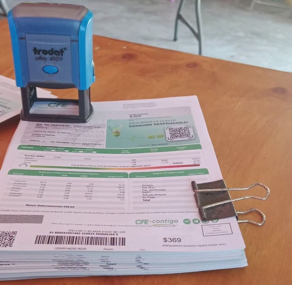 Residents in Othón P. Blanco, Quintana Roo, complain about being charged for home delivery of CFE electricity bills.
