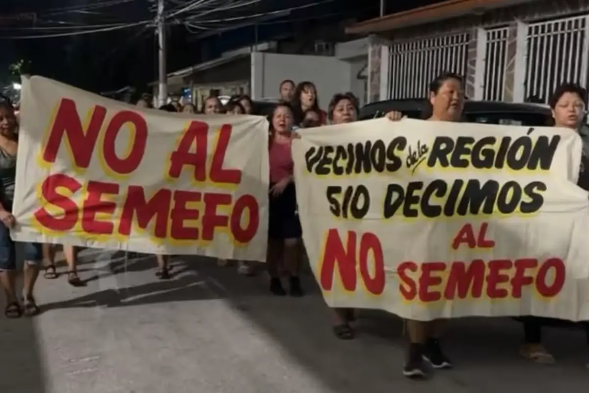 Residents of Supermanzana 510 in Cancún march to protest the construction of the new SEMEFO facility