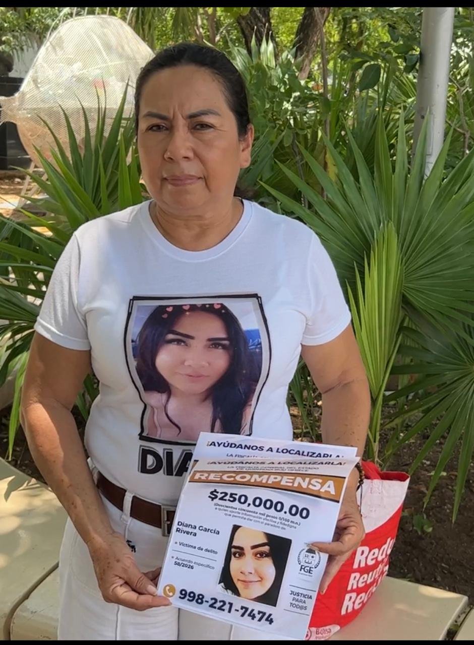 Family members of missing persons holding signs demanding justice in Cancun