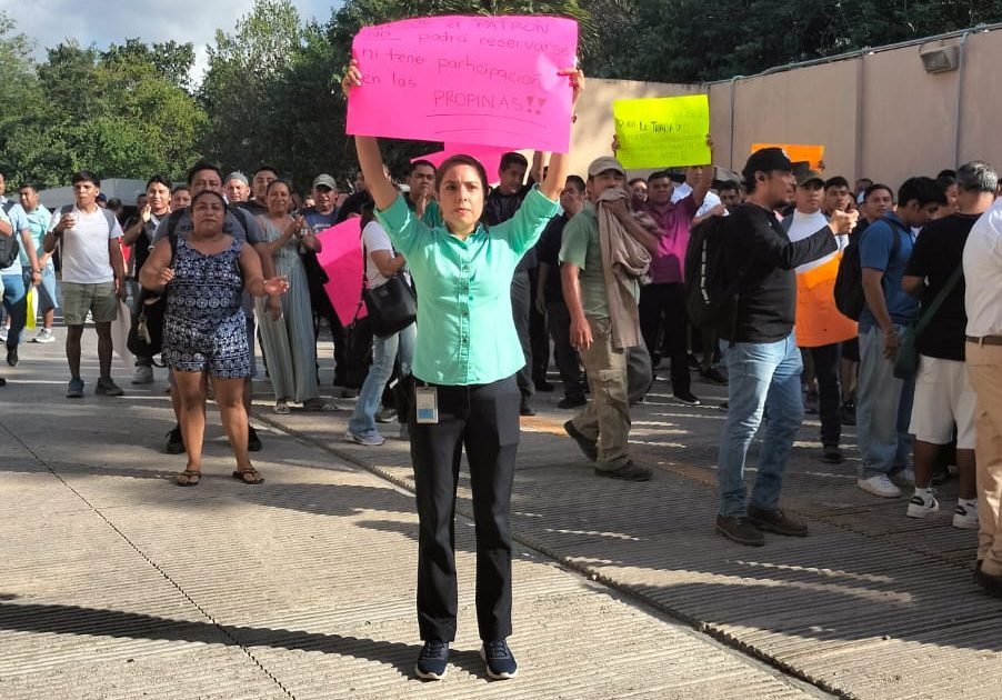 Workers at Rosewood Mayakoba protest against tip withholdings