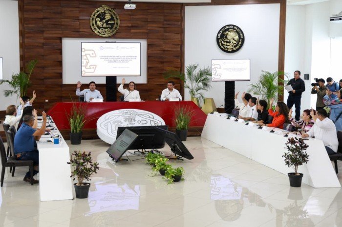 Playa del Carmen city council members discussing the San Judas Tadeo neighborhood regularization during a session