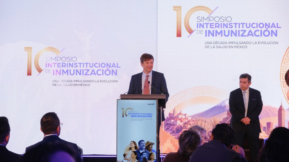 Doctors and health experts at the 10th Interinstitutional Immunization Symposium in Mexico City.