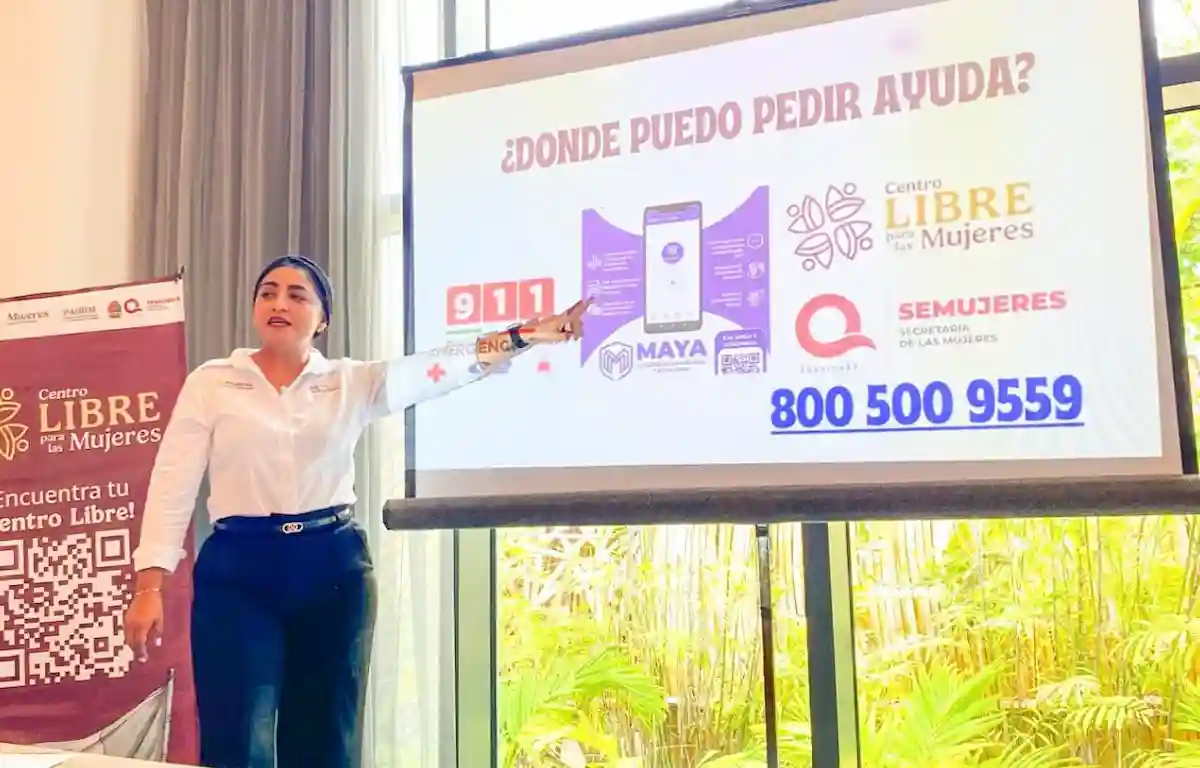 An official from the Women's Secretariat of Quintana Roo speaks at an event on preventing violence against women.