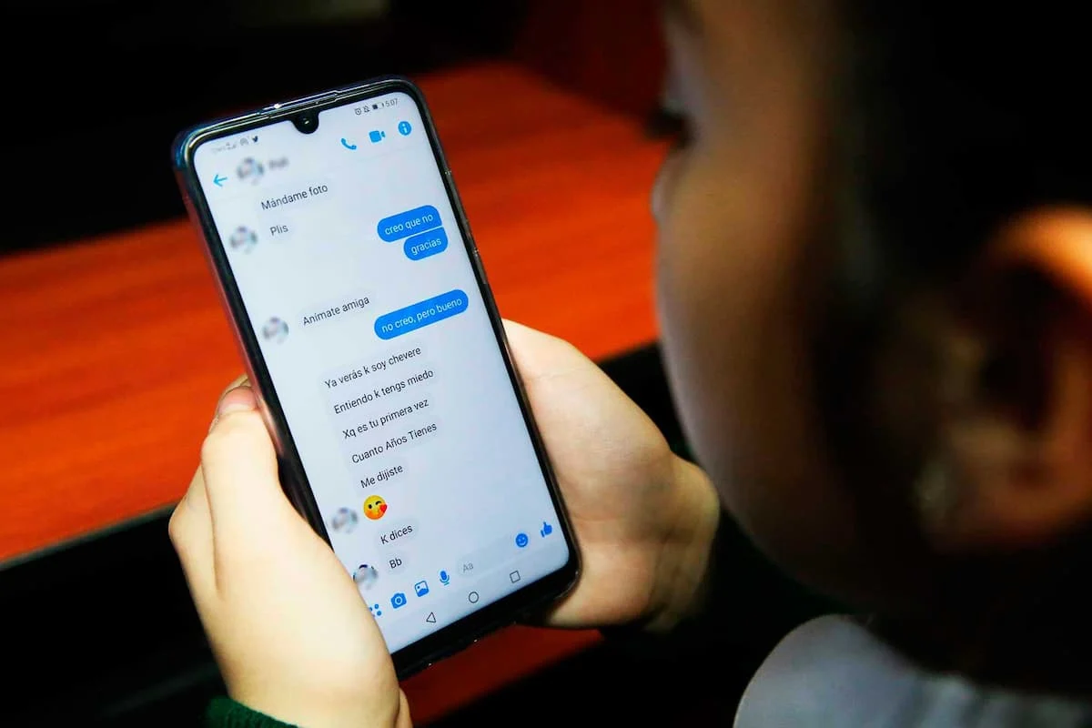 Social media apps on a smartphone representing the digital recruitment of child trafficking victims in Mexico