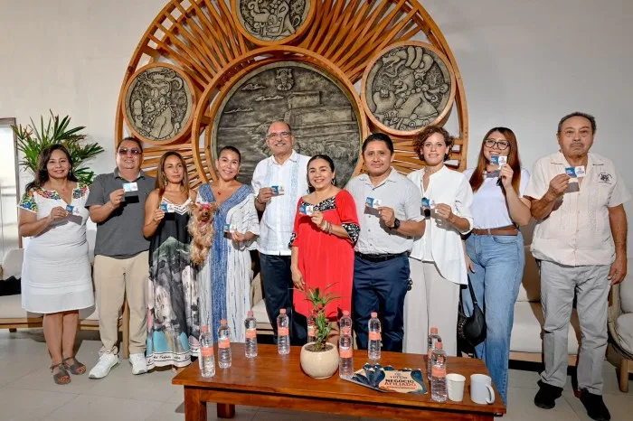 Business leaders presenting the Somos Tulum discount card to support local economy
