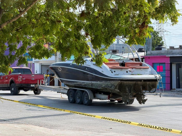 Authorities recovering a stolen boat in Cancun, Quintana Roo
