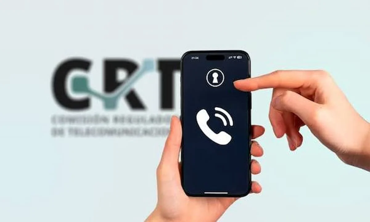 A person holding a cellphone as Mexico reactivates millions of suspended mobile lines