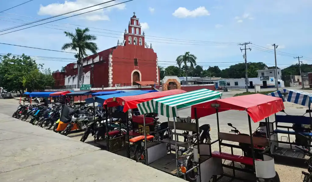Meeting between organizers and mototaxi operators to plan traffic routes for the Chinese Paper Balloon Festival in Tahmek, Yucatan.