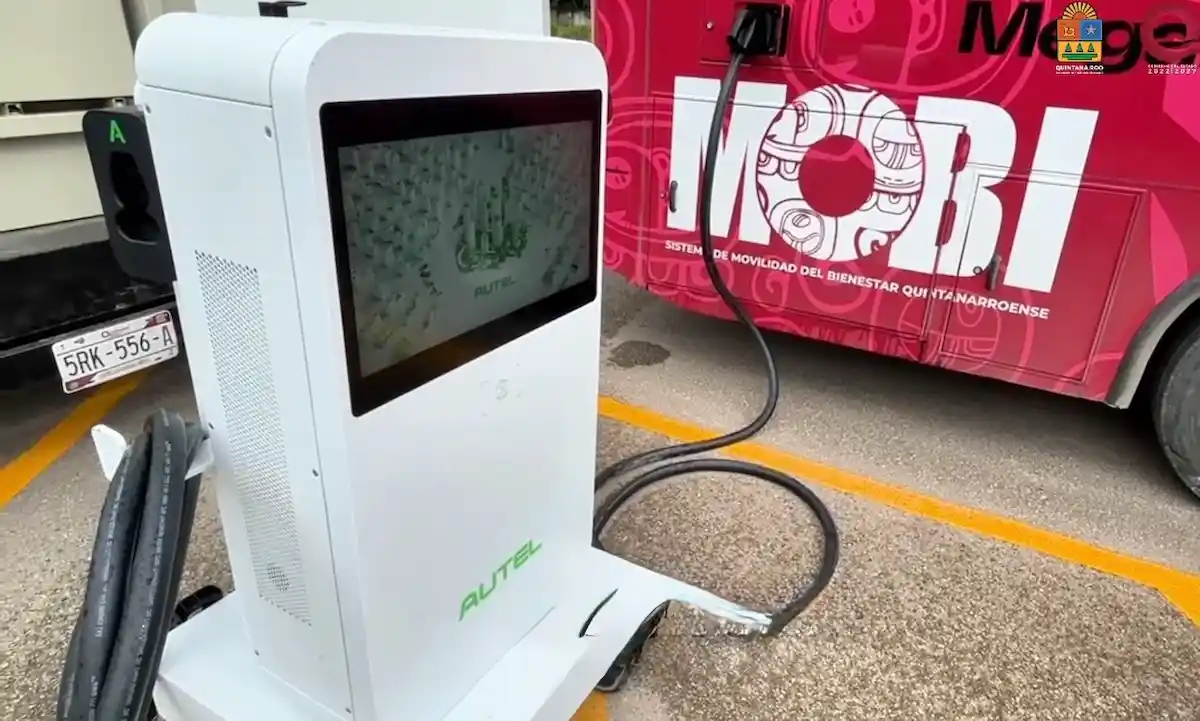 A Taruk electric bus at a charging station in Chetumal, Quintana Roo
