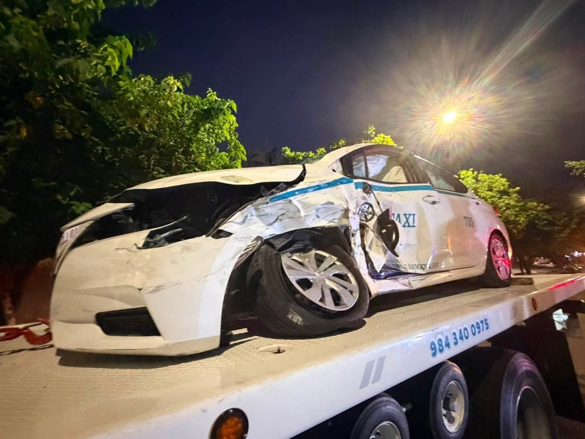 A taxi with severe front-end damage after a collision with a Nissan pickup in Playa del Carmen, Quintana Roo