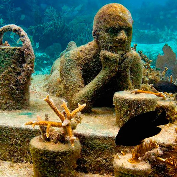 An eight-ton elephant sculpture by Amado Gil and Roberto Díaz Abraham for the MUSA underwater museum in Cancún.