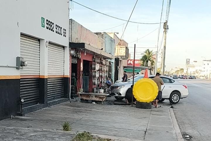 Tires piled on a sidewalk along José López Portillo Avenue in Cancún, blocking pedestrians and forcing them into the street.