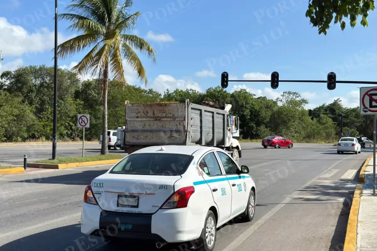 Non-working traffic light at the intersection of Avenida 115 and Avenida Solidaridad causing traffic delays in Playa del Carmen
