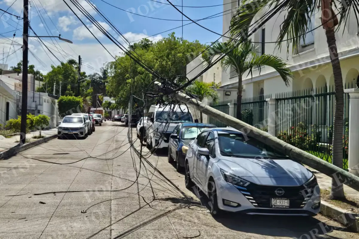 A trailer knocked down wooden poles and damaged parked vehicles on Bonampak Avenue in Cancún, Mexico.
