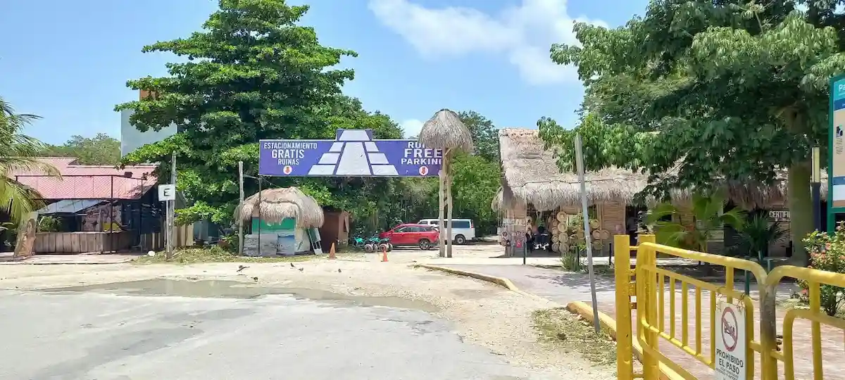 Visitors complain about a business near the Tulum archaeological zone advertising free parking with purchase conditions
