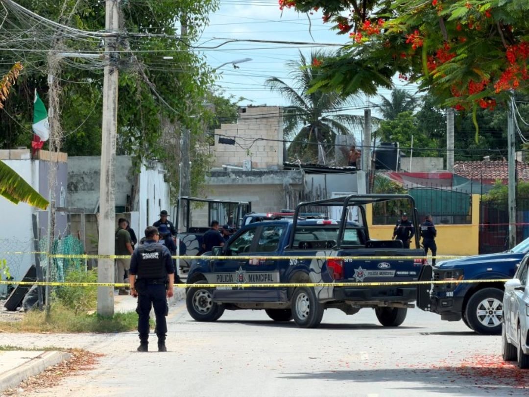 Two men arrested in connection with the fatal shooting of a woman in Cancún's Region 235 neighborhood.