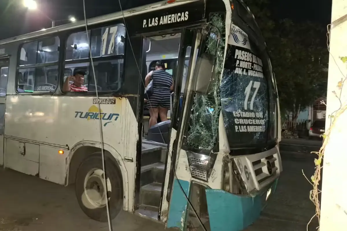 Two buses with front-end damage after a collision at the intersection of Leona Vicario and Chac Mool avenues in Cancun.