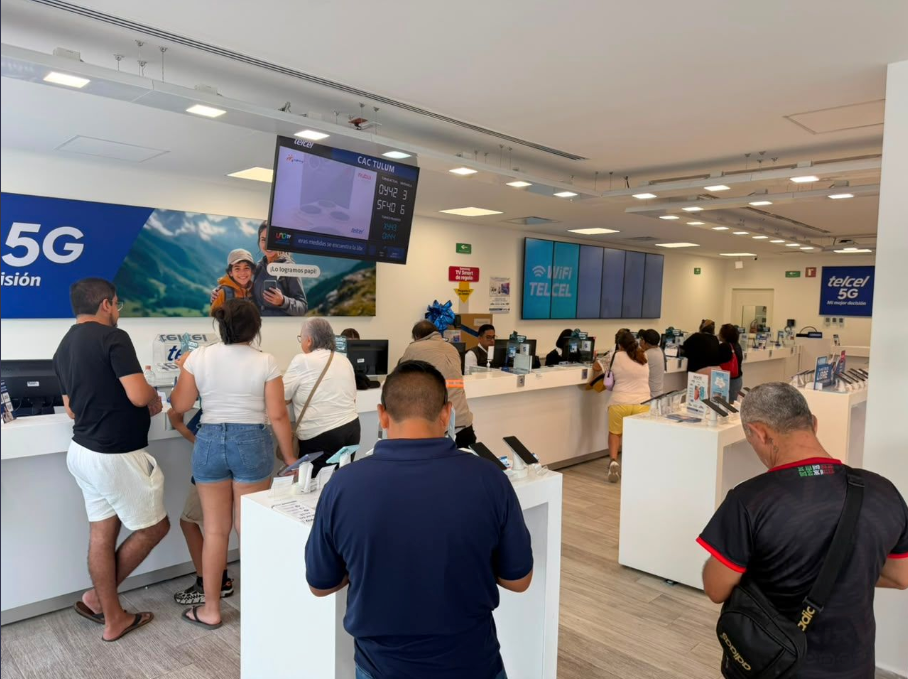 Customers waiting in long lines at a Telcel customer service center in Quintana Roo to restore their canceled phone lines.