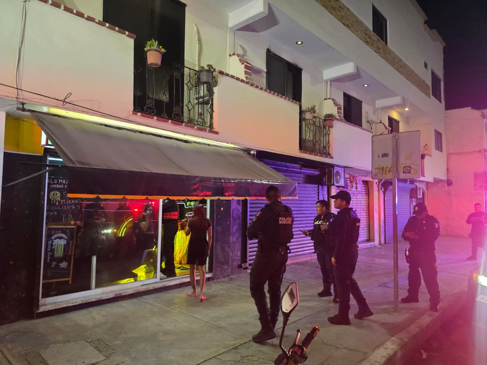 Employee injured in the neck after a knife attack during an attempted robbery at a store in Playa del Carmen.