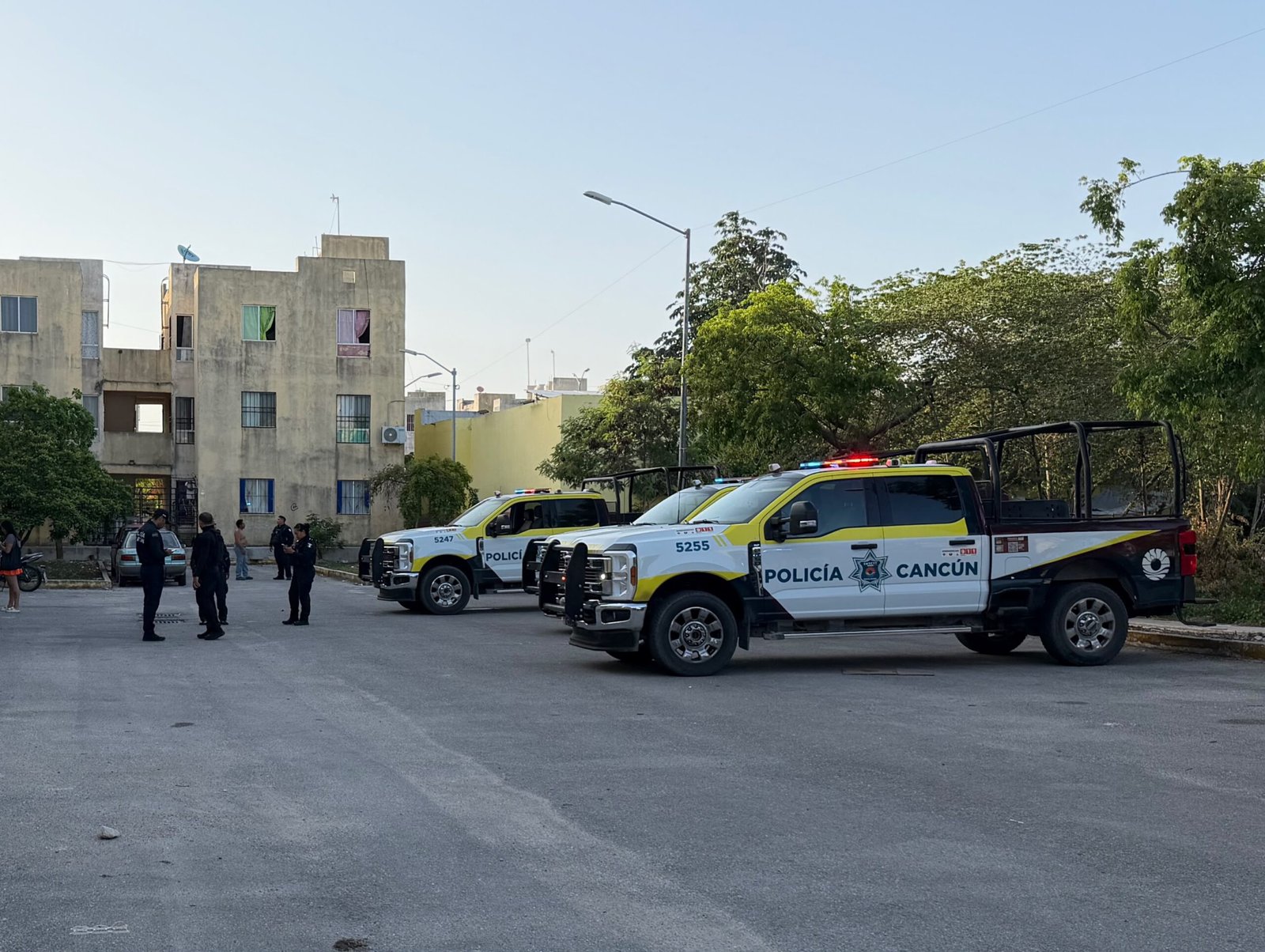 Police and emergency services at the scene of a shooting in Cancun's Region 251