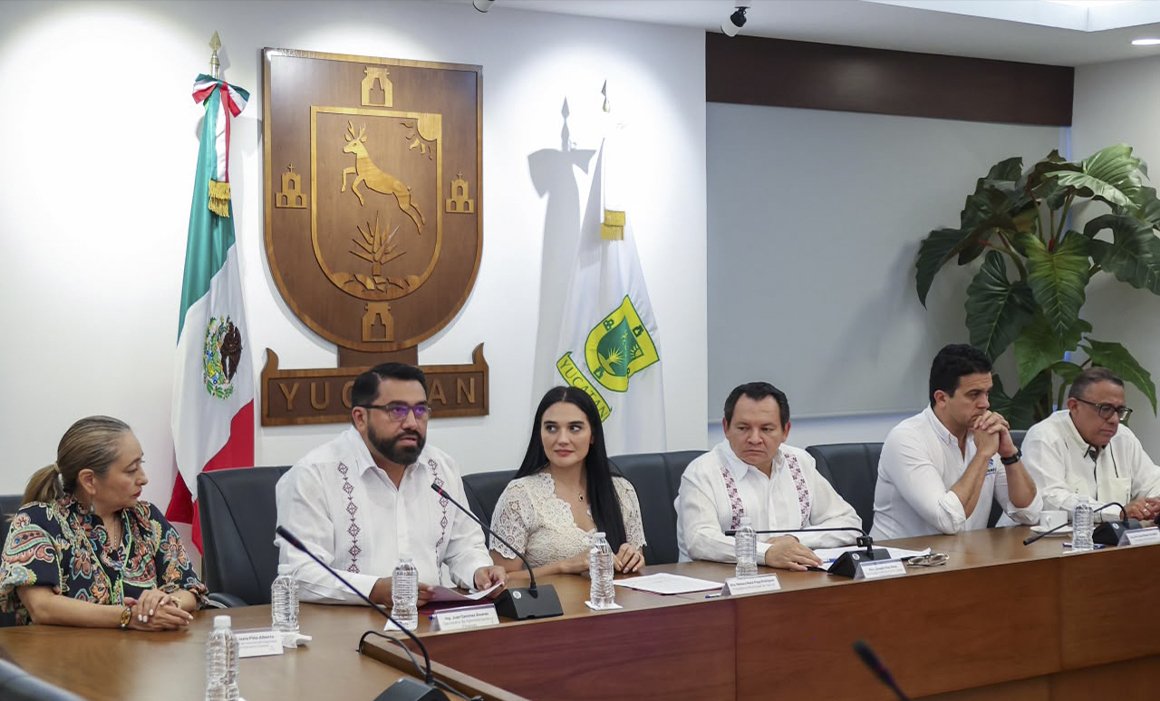 Governor Joaquín Díaz Mena signs property tax agreements with the mayors of Izamal and Progreso in Mérida, Yucatán.