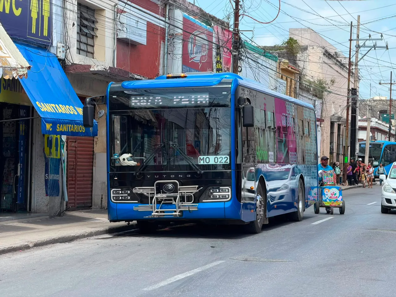 Officials from the Yucatán Transport Agency and Mérida City Council discuss public transit improvements during a meeting.