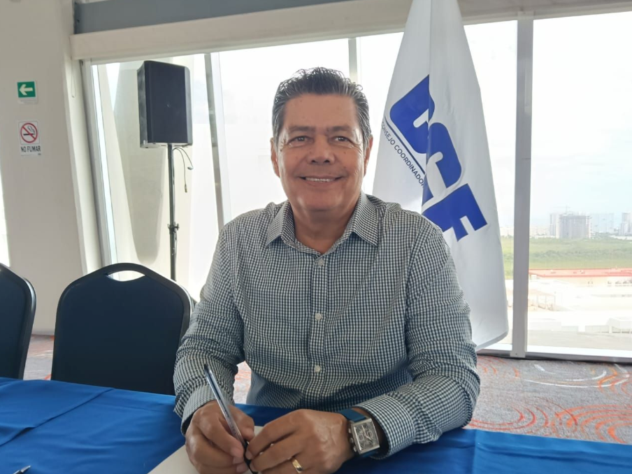 Alejandro Arvizu Contreras, president of the Caribbean Business Coordinating Council, speaks about administrative simplification in Quintana Roo.