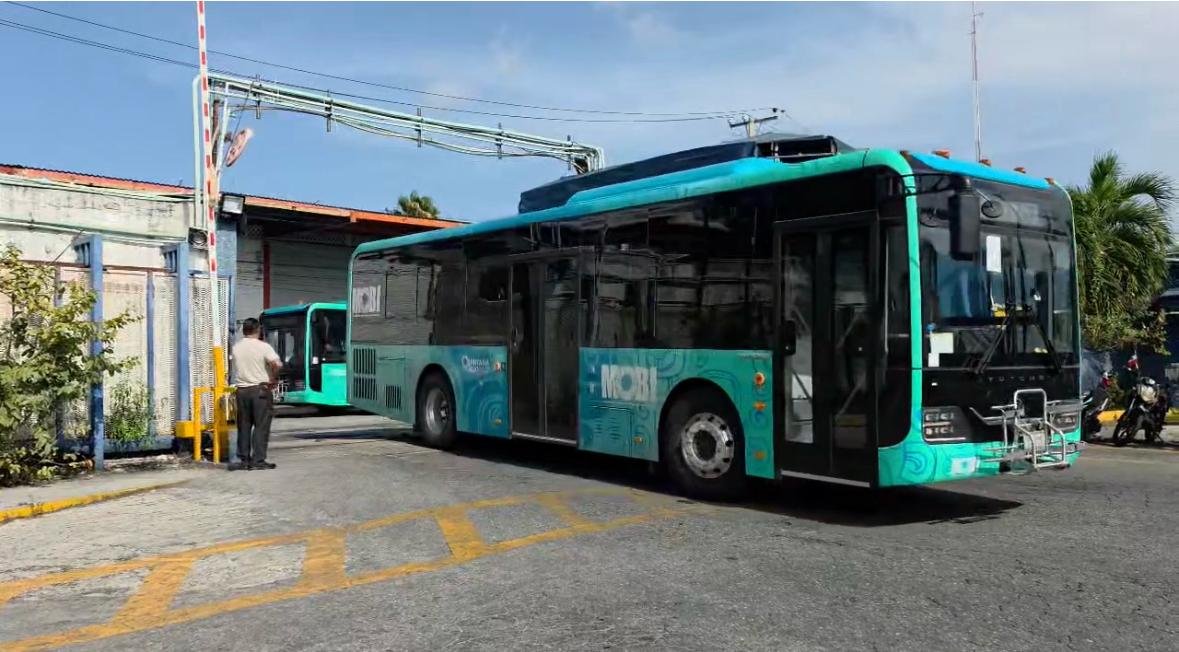A hybrid Autocar passenger bus in Cancún, Quintana Roo, part of a 100-unit fleet renewal
