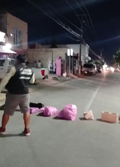 Residents of Region 247 in Cancún block Avenida Tules at night with logs, bags and blocks to protest overflowing sewage drains