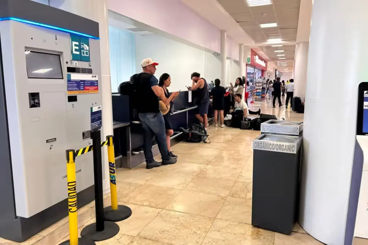 A traveler using one of the malfunctioning parking payment machines at Terminal 2 of Cancun International Airport.