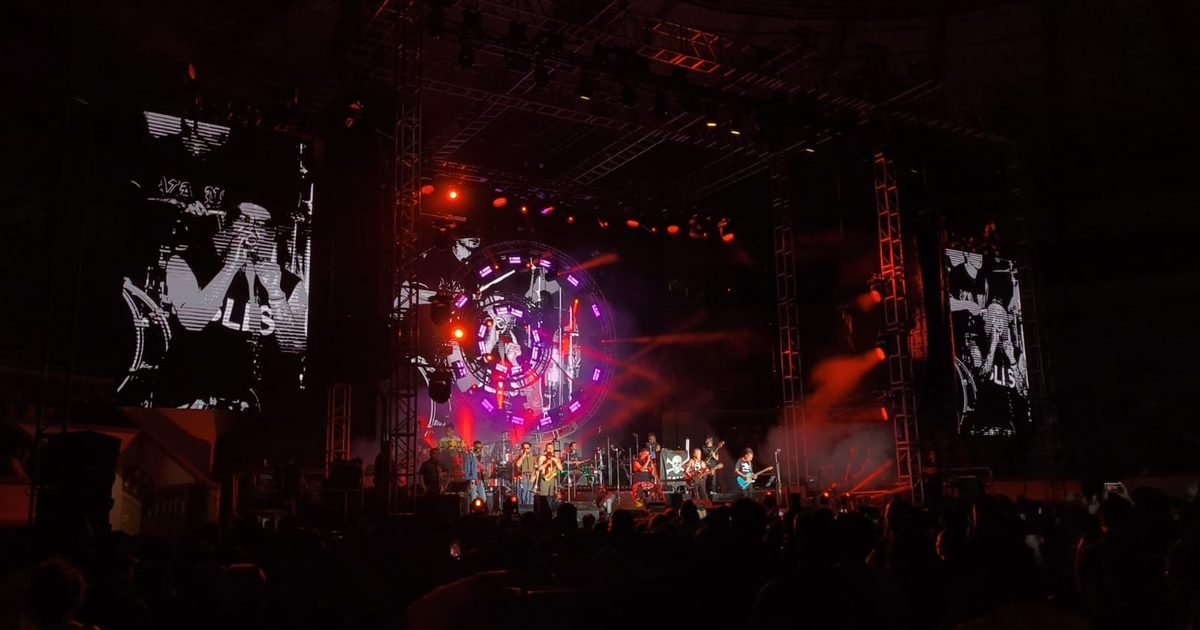 Stage and audience at a concert in Cancun with colorful lights