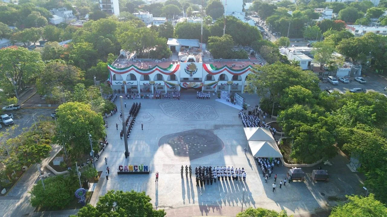 Officials raise the Mexican flag during the Fiestas Patrias Cancún 2026 opening ceremony